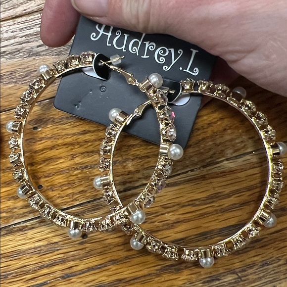 AUDREY L. | large rhinestone/pearl gold hoop earrings - Picture 2 of 3